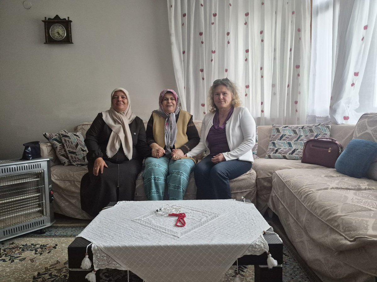 aketimesgut06's tweet photo. 📍 Güzelkent Mahallesi

#DünyaYaşlılarGünü vesilesiyle; Sivil Toplum ve Halkla İlişkiler Birim Başkan Yardımcımız Sayın Türkan ÖZEL, Sosyal Politikalar Birim Başkan Yardımcımız ve Yaşlılar Komisyonu Başkanımız Sayın Emine SEVİN ile birlikte kıymetli büyüklerimizi hanelerinde ziyaret ettik.

Hayat tecrübeleri, birikimleri ve bizlere kattıkları değerlerle toplumumuza ışık tutan büyüklerimizin her daim yanında olmaya; gönül bağlarımızı güçlendirmeye devam edeceğiz.

Kıymetli büyüklerimize sağlıklı, huzurlu ve bereketli bir ömür, nice güzel yıllar diliyoruz.
#Etimesgut  #GönüldenGönüleEtimesgut