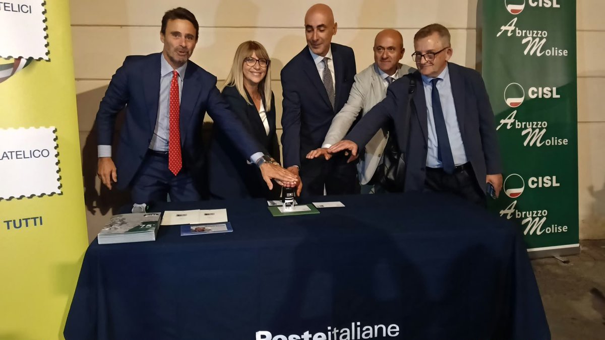 CislNazionale's tweet photo. La leader #Cisl, #DanielaFumarola, ha partecipato stasera a L’Aquila alla cerimonia di intitolazione a Franco Marini della sede della Cisl, in via delle Aquile. Presenti la dirigenza regionale e del territorio, le istituzioni e la famiglia del grande sindacalista e politico scomparso il 9 febbraio 2021. Nel corso dell'evento è stato presentato  anche l’annullo speciale di Poste Italiane. 

#FrancoMarini #LAquila #1ottobre