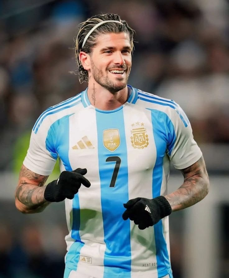 gruutii's tweet photo. 🗣️رودريغو دي بول:

"كان هناك وقت جاء فيه ميسي متأخر عن التدريبات، توسلت بسكالوني لمعاقبة بقيتنا على مجيئهم مبكرا إلى التدريبات"

ليس من الضروري معاقبة ميسي على خطايانا" https://t.co/mhj0KtIWEU