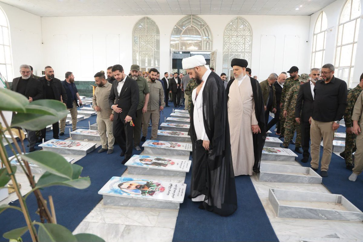 mtf9296's tweet photo. لم تكن قيادته يوماً بالمسافات بل بالقرب والحرص؛ زيارته لروضة لـ.ـيوث العـ.ـصائب في النجـ.ـف الأشرف درسٌ بليغ في التواضع، حيث ينحني القائد إجلالاً لمن صنعوا بصبرهم وتضـ.ـحياتهم فجر هذا الوطن.
#عراقنا_بلا_محتل https://t.co/rIFBlbkCIo
