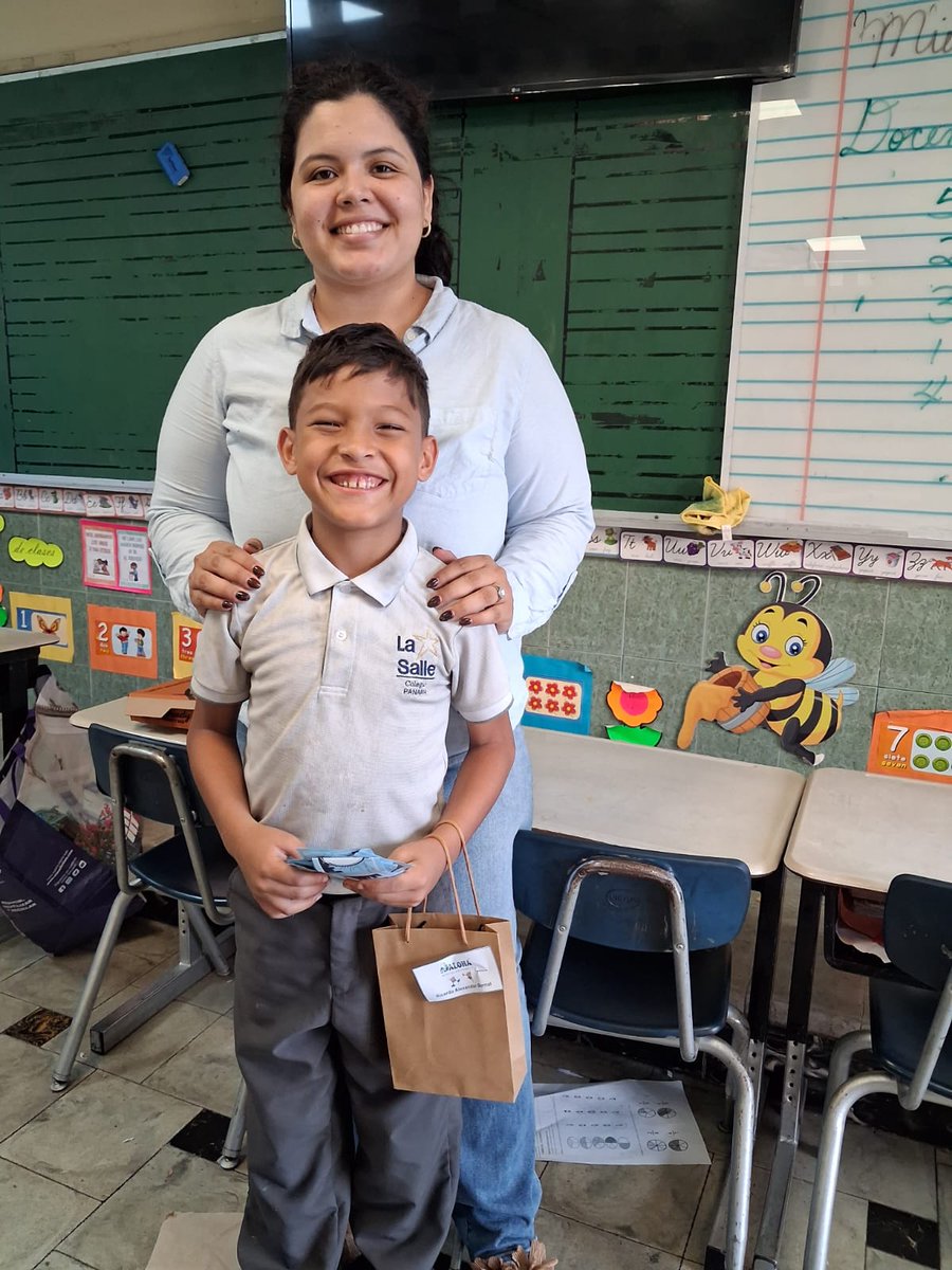 ALOHAPanama's tweet photo. Día de tiendita ALOHA en el Colegio De La Salle. Donde Celebramos 10 años de pertenecer como Actividad Extracurricular en el Colegio De La Salle ( desde 2016)🎉 https://t.co/kzPF55nNxw