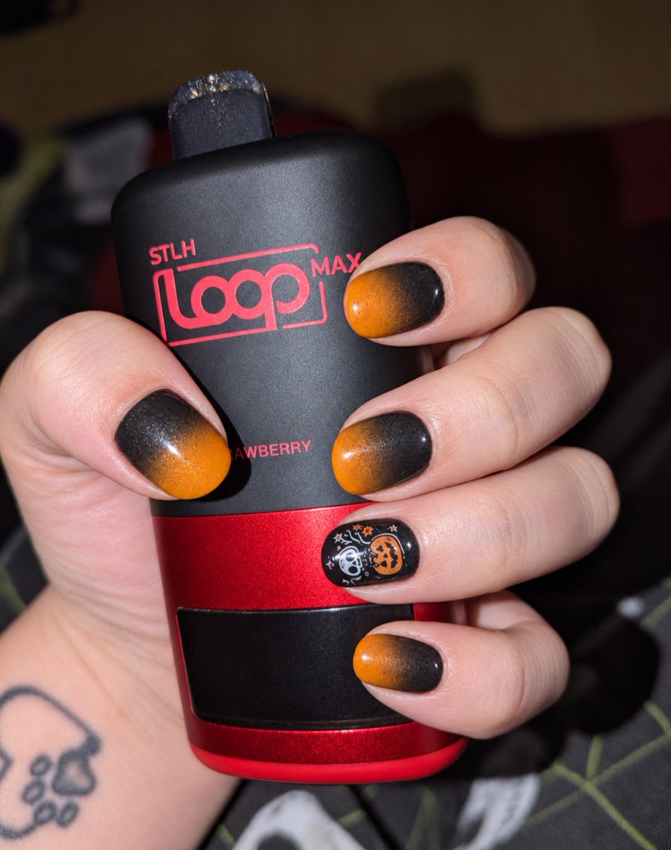 GothicDesiresOF's tweet photo. Hot girls paint their nails for spooky season. https://t.co/OwBhpgHwQR