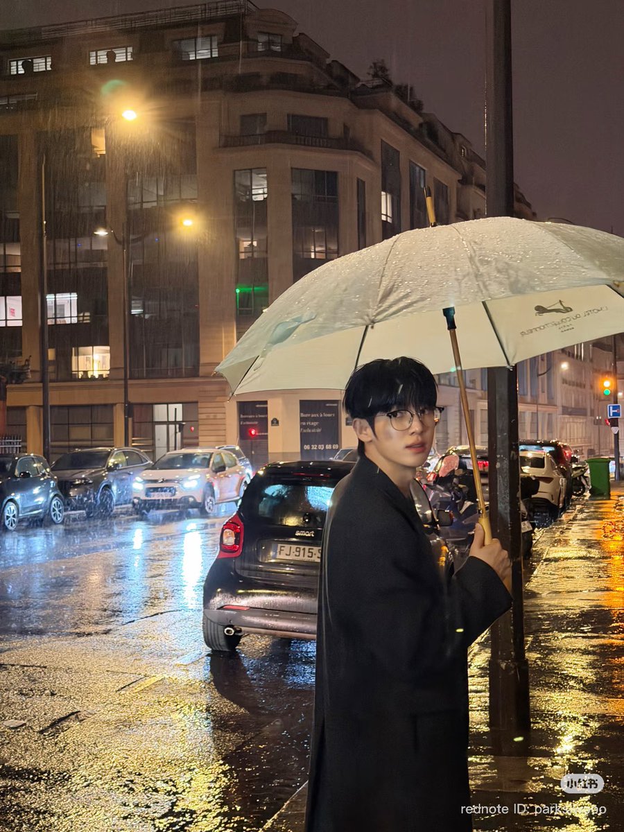 Violinti4SY's tweet photo. Shuu on XHS (Paris in the rain)

PARK SIWOO IN PARIS 
#PARKSIWOO
#PARKSIWOOxPFWSS27 https://t.co/K4X001qX9G