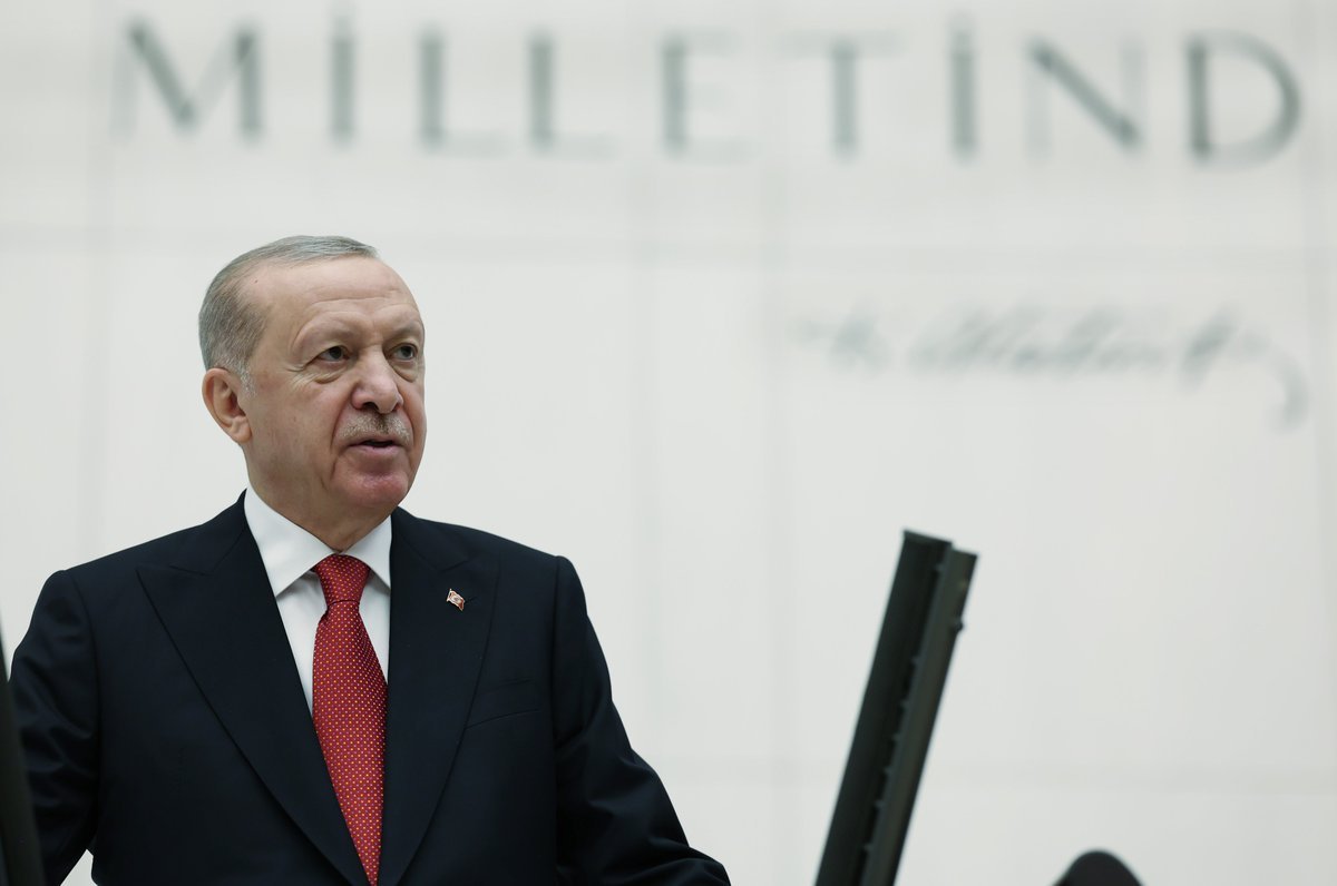 baturkarahann's tweet photo. Besmele çekildi, kaçış başladı.

TBMM’de Erdoğan kürsüye çıktı, besmele çekti ve “şeytanlar” Meclis’i apar topar terk etti.

Bu yüzden Sonuna Kadar Erdoğan diyoruz. https://t.co/1rSUF4rBAh