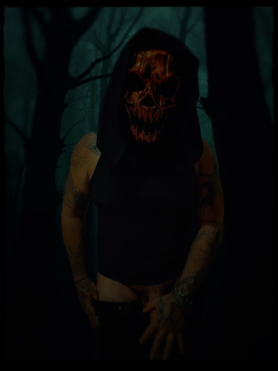 themasquesecret's tweet photo. October 1st: October 1st: A jack-o-lantern stalks these woods🎃 Would you let him stalk you too? #masktober #maskedman #darkromantic #tease #nsfw https://t.co/5LenbTqGKW