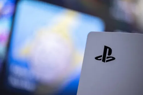 VIREMIOFICIAL's tweet photo. VIREMI | JOGOS
🎮 SONY LEVA UPSCALING COM INTELIGÊNCIA ARTIFICIAL AO PS5

A Sony anunciou nesta quinta-feira (1º) o QSSR — Quick Spectral Super Resolution, nova tecnologia de upscaling por IA desenvolvida para o PS5 padrão.

Criado a partir do Project Amethyst, parceria entre Sony e AMD, o recurso promete melhorar principalmente a nitidez dos detalhes e a estabilidade da imagem durante os jogos.

🔥 Marvel’s Wolverine e Ghost of Yōtei serão os primeiros títulos compatíveis e recebem suporte ao QSSR como opção gráfica.

A tecnologia é uma evolução mais leve do PSSR utilizado no PS5 Pro e será disponibilizada pela Sony para outros desenvolvedores no futuro.

👀 O PS5 padrão acaba de ganhar um pouco da tecnologia que até então era destaque do PS5 Pro.

#Playstation #Marvel #GhostofYotei