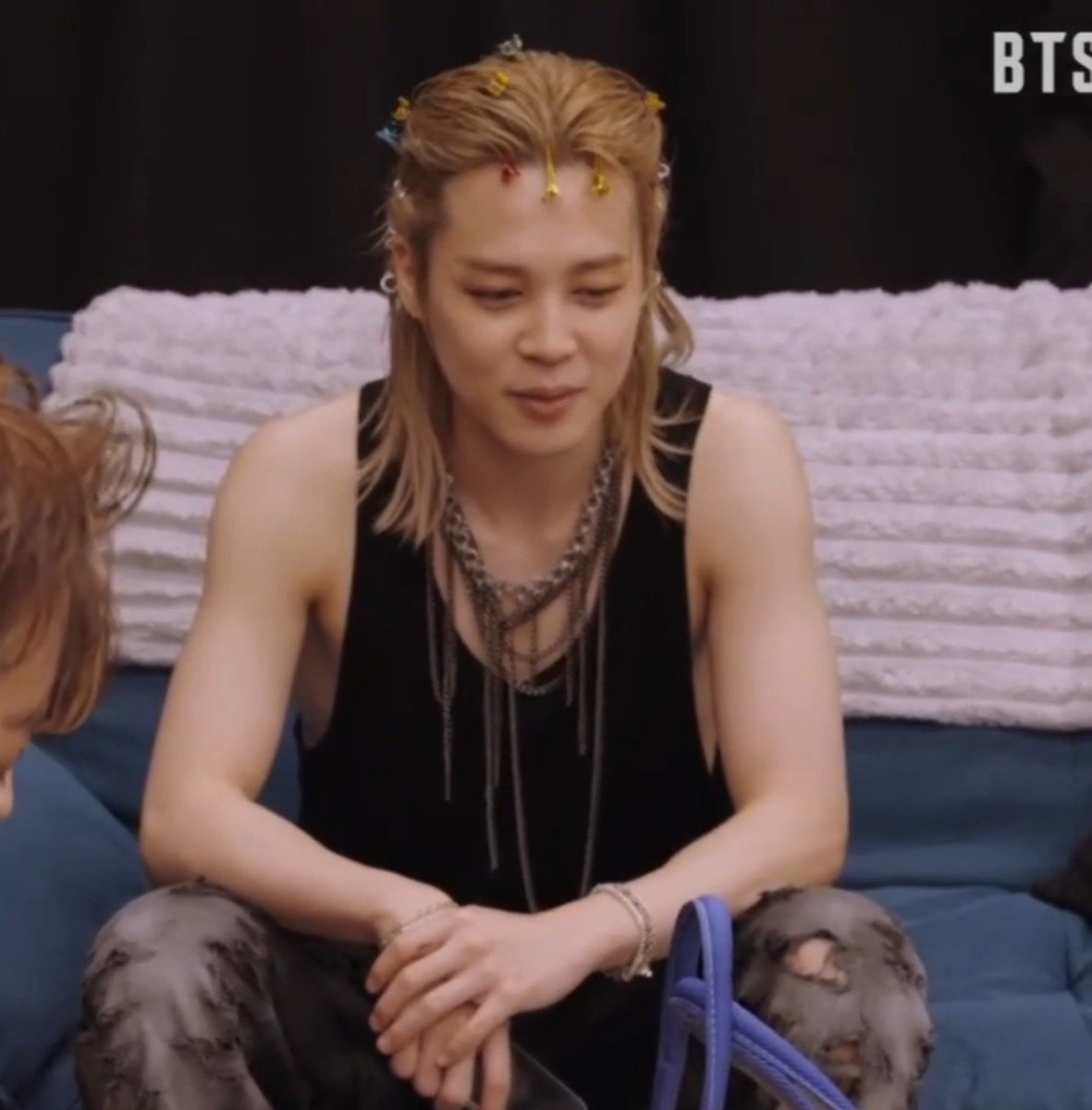 Gogoonthego's tweet photo. Absolutely love it when their hair is held up by cute little clips before the concert starts 😭😭😭😭😭😭😭😭😭😭 https://t.co/ey7KSMqSE3