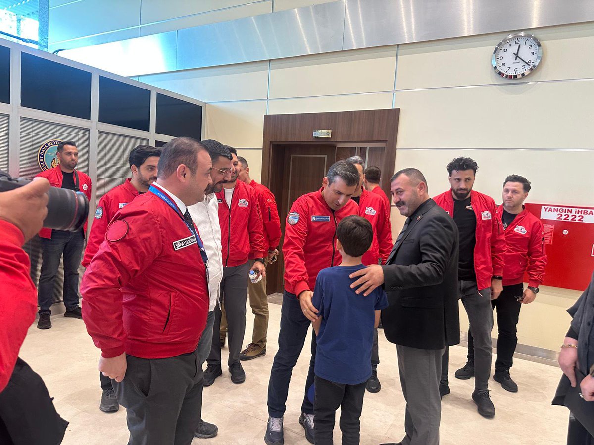 Sanliurfa_MHP's tweet photo. 📍 ŞANLIURFA | TEKNOFEST GÜNEYDOĞU 🇹🇷🚀

TEKNOFEST Güneydoğu’nun Şanlıurfa’mızda gerçekleştirildiği bu anlamlı günlerde; TEKNOFEST Yönetim Kurulu Başkanı Sayın Selçuk Bayraktar ile İl Başkanımız Sayın Ecz. Osman Mutlu, kıymetli eşi Tuğba Mutlu Hanımefendi ve İl Başkanımızın çocukları ile birlikte güzel bir hatıra fotoğrafında bir araya geldi.

Bilimin, teknolojinin ve millî iradenin aynı ufukta buluştuğu TEKNOFEST’in şehrimize ve gençlerimize nice ilhamlar vermesini temenni ediyoruz.

🇹🇷 Geleceğe güvenle, Türkiye’ye inançla…

@dbdevletbahceli 
@MHP_Bilgi 
@eczosmanmutlu
