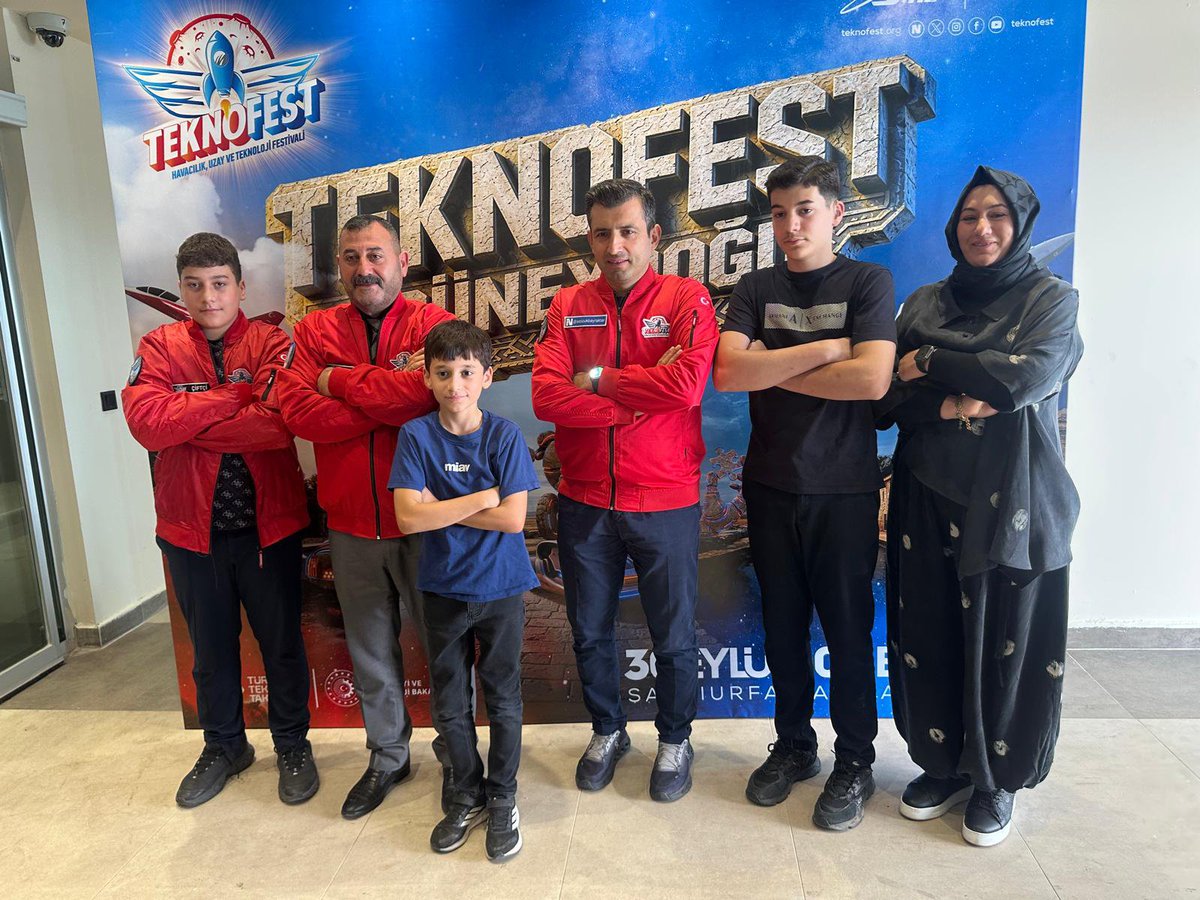 Sanliurfa_MHP's tweet photo. 📍 ŞANLIURFA | TEKNOFEST GÜNEYDOĞU 🇹🇷🚀

TEKNOFEST Güneydoğu’nun Şanlıurfa’mızda gerçekleştirildiği bu anlamlı günlerde; TEKNOFEST Yönetim Kurulu Başkanı Sayın Selçuk Bayraktar ile İl Başkanımız Sayın Ecz. Osman Mutlu, kıymetli eşi Tuğba Mutlu Hanımefendi ve İl Başkanımızın çocukları ile birlikte güzel bir hatıra fotoğrafında bir araya geldi.

Bilimin, teknolojinin ve millî iradenin aynı ufukta buluştuğu TEKNOFEST’in şehrimize ve gençlerimize nice ilhamlar vermesini temenni ediyoruz.

🇹🇷 Geleceğe güvenle, Türkiye’ye inançla…

@dbdevletbahceli 
@MHP_Bilgi 
@eczosmanmutlu