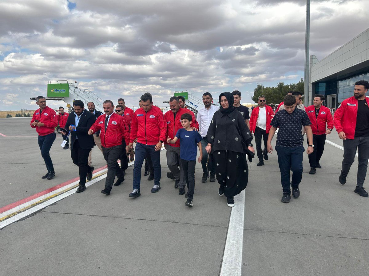 Sanliurfa_MHP's tweet photo. 📍 ŞANLIURFA | TEKNOFEST GÜNEYDOĞU 🇹🇷🚀

TEKNOFEST Güneydoğu’nun Şanlıurfa’mızda gerçekleştirildiği bu anlamlı günlerde; TEKNOFEST Yönetim Kurulu Başkanı Sayın Selçuk Bayraktar ile İl Başkanımız Sayın Ecz. Osman Mutlu, kıymetli eşi Tuğba Mutlu Hanımefendi ve İl Başkanımızın çocukları ile birlikte güzel bir hatıra fotoğrafında bir araya geldi.

Bilimin, teknolojinin ve millî iradenin aynı ufukta buluştuğu TEKNOFEST’in şehrimize ve gençlerimize nice ilhamlar vermesini temenni ediyoruz.

🇹🇷 Geleceğe güvenle, Türkiye’ye inançla…

@dbdevletbahceli 
@MHP_Bilgi 
@eczosmanmutlu