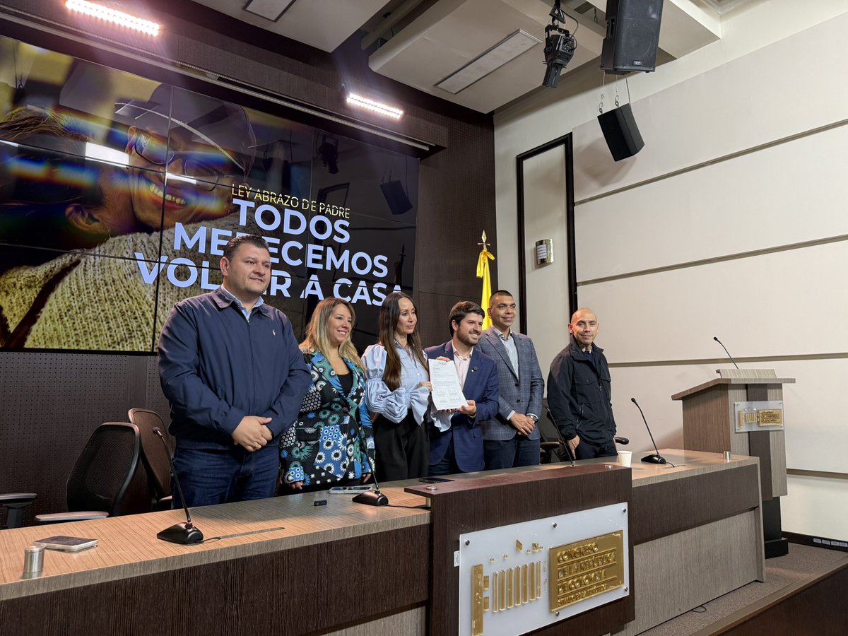 SecreCamaraCol's tweet photo. 📌 A esta hora se radica la iniciativa “Ley Abrazo de Padre”, que busca fortalecer los procesos de rescate y reintegración social para habitantes de calle.

👤 @LuismLopezA 

📍 PL 421-2026 Cámara.

🇨🇴 Inicia su trámite legislativo https://t.co/aO91v6NRC1