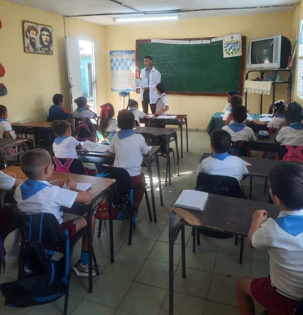 atmedicatunas's tweet photo. En saludo al Día de la Estomatologia Latinoamericana a celebrarse el 3 de Octubre se están realizando,en todo el municipio, actividades de promoción y prevención para la Salud Bucal en Centros de Enseñanza y Hogares Maternos. 
@SaludTunera 
@IgarzaVarona 
#SaludPública https://t.co/fsqElGqspn