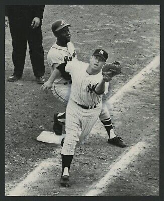 nut_history's tweet photo. Interesting one involving Henry Aaron - Mickey Mantle with the first basemen' glove making the catch. https://t.co/wb7VwahdGa