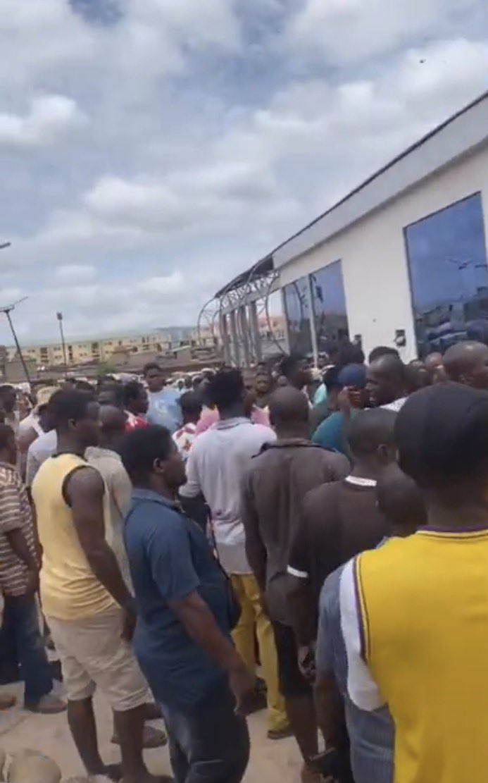 instablog9ja's tweet photo. Massive protest erupts in Enugu after task force officials allegedly beat tricycle driver to d£ath for dropping a passenger outside new terminal https://t.co/TtWnTEy2E7