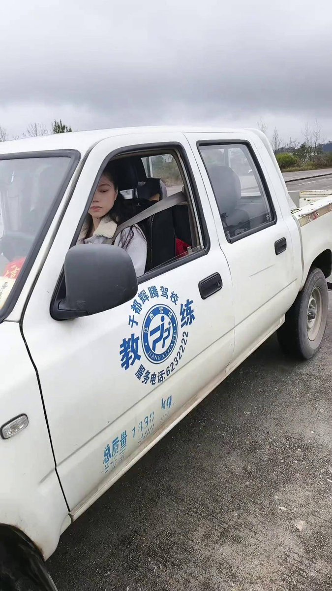 Sheareriy2's tweet photo. Mi primera clase de conducir hoy! Manejé el coche por un trecho, me equivoqué de marcha un par de veces pero ya no me temblan tanto las manos. Ojalá aprenda rápido!， https://t.co/6SWUZEXd09