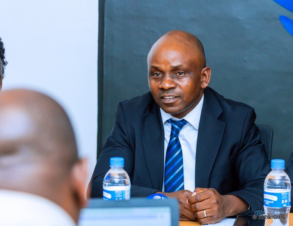 harerimana_tito's tweet photo. Umugenzuzi Mukuru w’Imari bwite (Internal Auditor General) muri Minisiteri y’Imari n’Igenamigambi (MINECOFIN) @RwandaFinance, Jules Cesar Hategekimana, yagaragaje mu bigo bya leta ho ubugenzuzi bumaze kugera ku rwego rushimishije.

“Aba bagenzuzi bwite ni bo bafite mu nshingano kugenzura ko inama z’Umugenzuzi Mukuru w’Imari ya Leta zashyizwe mu bikorwa cyangwa ziri gukurikizwa, rero byatanze umusaruro kuko nka raporo iheruka igaraza ko mu nzego z’ibanze zagize igenzura ntamakemwa ku rwego rwa 90%. Ibyo rero ni byo dushaka kugeza mu bigo byose kugira ngo turusheho kunoza ibyo dukora.”

Yagaragaje ko mu rwego rwo gukemura ibibazo byo mu bigo by’abikorera bakorana bya hafi na IIA Rwanda, mu gukora ubukangurambaga mu bigo by’abikorera ndetse no guhugura abagenzuzi bwite no kubafasha gushaka impamyabushobozi mpuzamahanga zibemerera kuba abanyamwuga bemewe.

#IIARwandaPressConference
