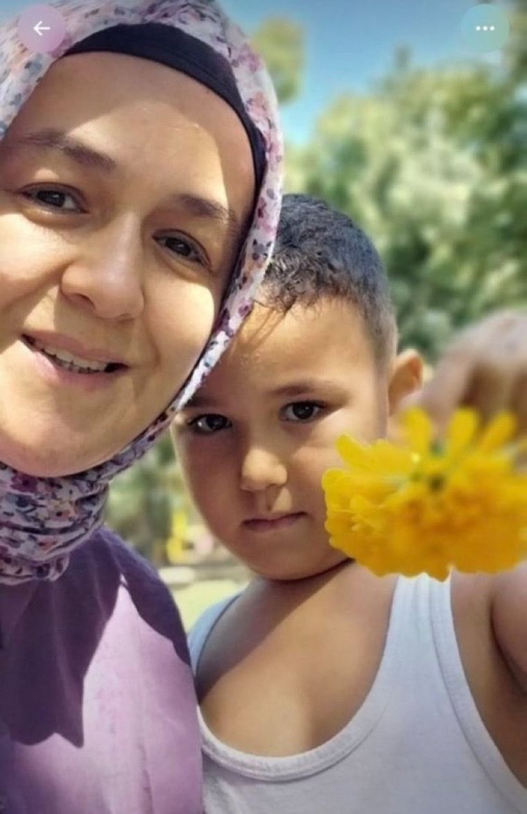 TutsakBebekler's tweet photo. 4 yaşındaki Selman Tekin veremle mücadele ediyor. Annesi Melek Tekin ve babası Yusuf Tekin ise 12 Eylül 2025'ten beri hapiste.
 
Annesine yöneltilen suçlamalar arasında dini sohbet, dernek üyeliği ve yardım çalışmaları var.
 
Selman hastalığıyla uğraşırken bir de anne-baba hasreti çekiyor. 4 yaşındaki bir çocuk en zor gününde ailesinden koparılmamalı. Selman'ın annesine, babasına ihtiyacı var.
@MSTanrikulu 

#AİHMdenKHKçağrısı