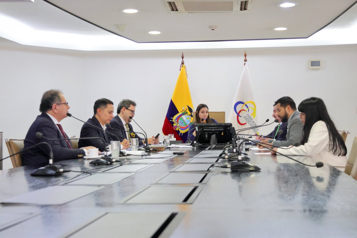 CJudicaturaEc's tweet photo. 🔴 EN VIVO | Sesión Ordinaria Nro. 146-2026

👥 La presidenta del @CJudicaturaEc, Mercedes Caicedo Aldaz (@mechascaicedo), instala la sesión convocada para este 1 de octubre de 2026, con la participación de los vocales @_AlfredoCuadros, @FabianFabara y @DamianLarcoG.

#JusticiaConIndependenciaCJ ⚖️