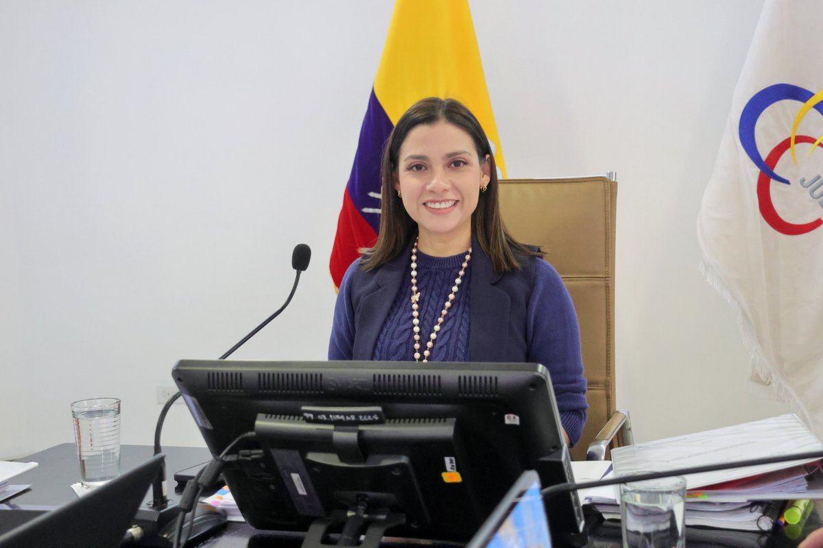 CJudicaturaEc's tweet photo. 🔴 EN VIVO | Sesión Ordinaria Nro. 146-2026

👥 La presidenta del @CJudicaturaEc, Mercedes Caicedo Aldaz (@mechascaicedo), instala la sesión convocada para este 1 de octubre de 2026, con la participación de los vocales @_AlfredoCuadros, @FabianFabara y @DamianLarcoG.

#JusticiaConIndependenciaCJ ⚖️