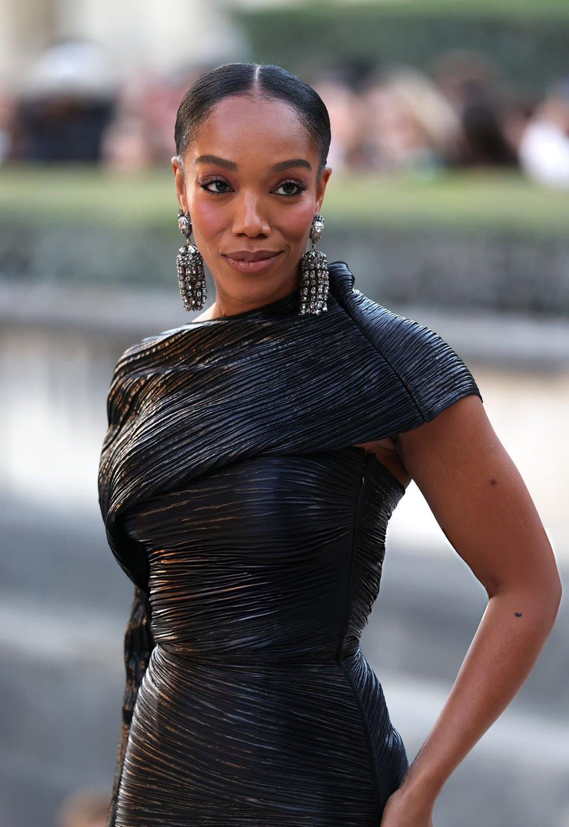 itgirlbackup's tweet photo. Naomi Ackie attending the Schiaparelli ss27 show https://t.co/vrFWbEHAQt