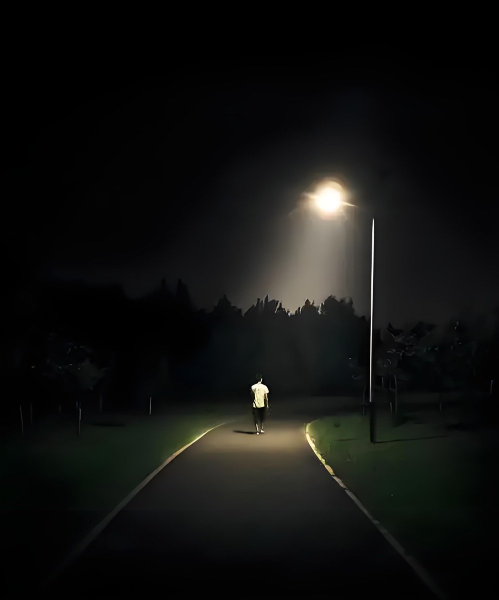 fredeato_55_74c's tweet photo. Chasing the unknown, holding the lantern high—every step traces your light. https://t.co/2jUWWzSS7c