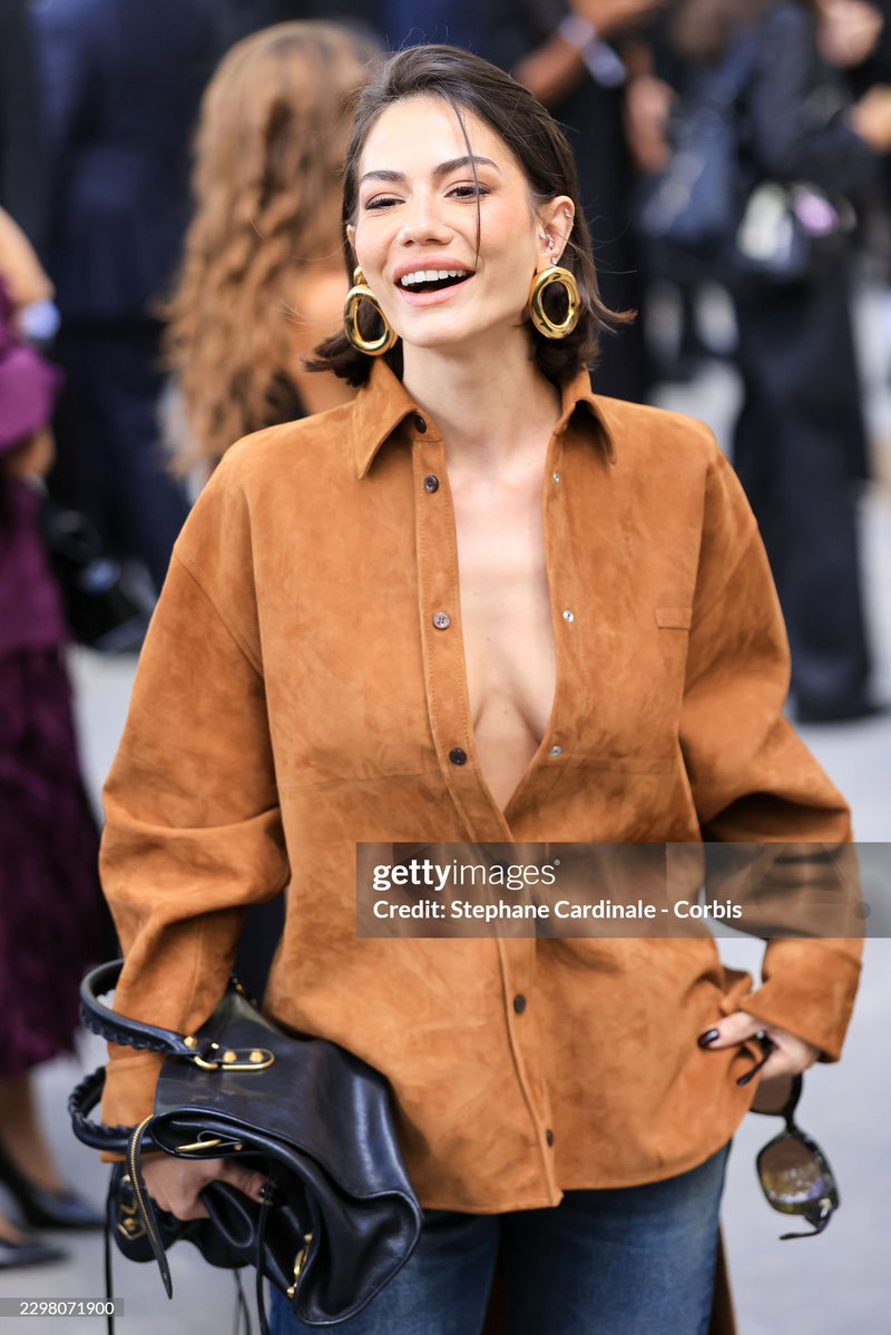 DiziciBagyan's tweet photo. Demet Özdemir, Paris Moda Haftasından 💫 https://t.co/DO06swyZls