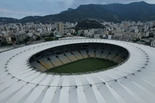 VIREMIOFICIAL's tweet photo. VIREMI | FUTEBOL
🚨 DE NOVO! VASCO INSISTE NO MARACANÃ APÓS RECEBER A 3ª NEGATIVA DO ANO

O Vasco não desistiu de jogar no Maracanã.

Depois de ter três pedidos negados em 2026 para utilizar o estádio — contra Vitória, Palmeiras e agora Boca Juniors — o clube decidiu levar a disputa à Justiça.

Desta vez, a diretoria tenta garantir o Maracanã para a semifinal da Sul-Americana contra o Boca, no dia 20 de outubro.

E o Vasco ganhou um argumento importante: a Polícia Militar do Rio indicou o Maracanã como o local mais adequado para a partida do ponto de vista da segurança.

🏟️ Agora, Pedrinho aguarda a decisão judicial.

A novela Vasco x Maracanã ganha mais um capítulo.

Fonte: Diogo Dantas https://t.co/lzvdufOYDI

#Vasco #Pedrinho #Flamengo #maracanã