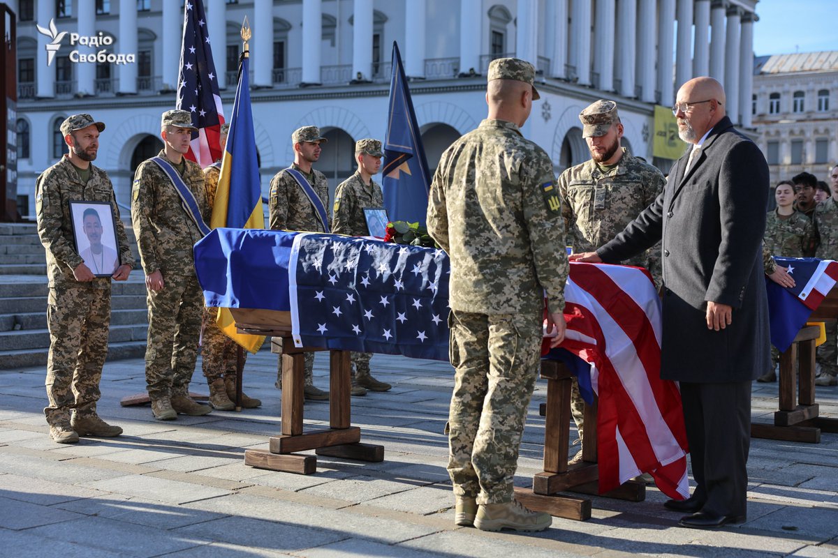 radiosvoboda's tweet photo. У Києві 1 жовтня попрощалися з Бенджаміном Ю та Спенсером Бернсом Міком – американськими добровольцями, які долучилися до українського війська та загинули в боях на сході України.

Фото/відео: @SerhiiNuzhnenko https://t.co/OvjVP24HXK