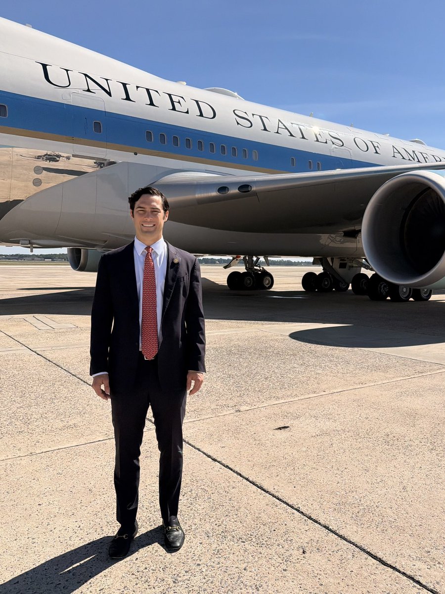 RepBrandonGill's tweet photo. An incredible honor to fly on Air Force One with President Trump to North Texas!

Today, the men and women building America’s big rigs in my district get a visit from their President. https://t.co/JJDV5AOVpj