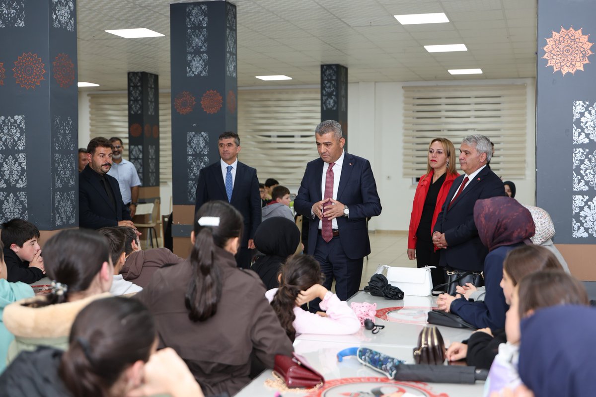 Erzurum_Mem's tweet photo. 🌿 “Bizim Gök Kubbemiz” Projesi Kapsamında Öğrencilerimiz Erzurum’da

🇹🇷 Türkiye Yüzyılı Maarif Modeli’nin ortak değerler etrafında bütünleşen eğitim vizyonu doğrultusunda hayata geçirilen “Bizim Gök Kubbemiz” Projesi, farklı şehirlerdeki öğrencileri bir araya getirerek kültürel zenginliklerin paylaşılmasına ve okullar arasında kardeşlik bağlarının güçlendirilmesine katkı sunuyor.

Ortaöğretim Genel Müdürlüğümüzün koordinasyonunda, İstanbul İl Millî Eğitim Müdürlüğü tarafından yürütülen proje kapsamında ilimize gelen öğrencilerimiz ve öğretmenlerimizle, İl Millî Eğitim Müdürümüz Sayın Süleyman EKİCİ Yakutiye Anadolu Lisesi Pansiyonumuzda bir araya gelerek misafir öğrencilerimize “hoş geldiniz” dileklerini iletti.

🤝 Öğrencilerimiz ve öğretmenlerimizle sohbet eden İl Millî Eğitim Müdürümüz Sayın Süleyman EKİCİ, farklı şehirlerden gelen gençlerimizin ortak değerler etrafında buluşmasının, birbirlerinin kültürel zenginliklerini tanımasının ve gönül bağları kurmasının önemine vurgu yaptı.

🎁 Buluşma vesilesiyle misafir öğrencilerimize çeşitli hediyeler takdim eden İl Millî Eğitim Müdürümüz Sayın Süleyman EKİCİ, kendilerine Erzurum’da güzel ve anlamlı bir proje deneyimi geçirmeleri temennisinde bulundu.

@tcmeb @Yusuf__Tekin @meb_ogm @cengizmete @ekicis20