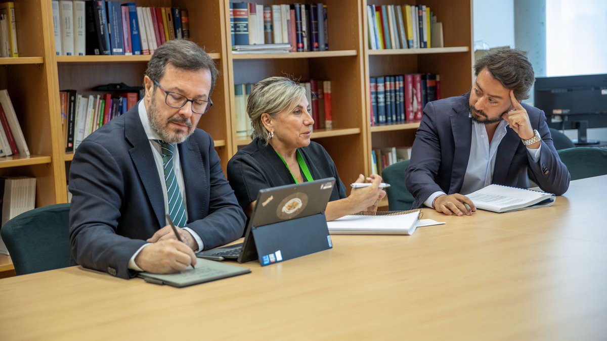 madrid_vox's tweet photo. Seguimos trabajando en equipo para recuperar Madrid‼️

El presidente y el vicepresidente de VOX Madrid, @joseafuster y @_JulianVictoria, se han reunido hoy con nuestra portavoz en el Ayuntamiento de Madrid, @CabelloArantxa, para definir las nuevas líneas estratégicas de actuación.

¡SOLO QUEDA VOX!