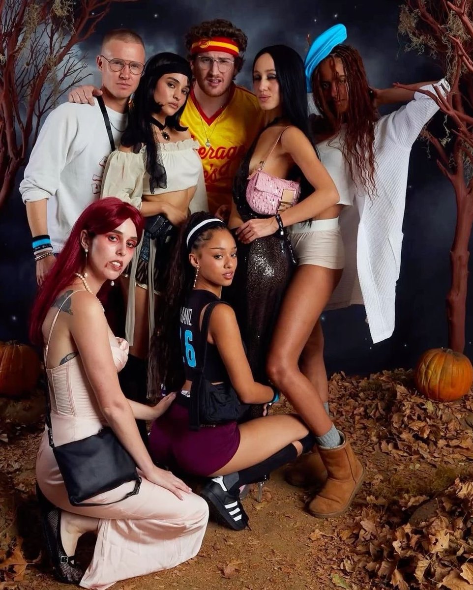 meretz4ngel's tweet photo. happy october 1st🦇🕯️🎃🖤🍂 https://t.co/bdd7VufYM0