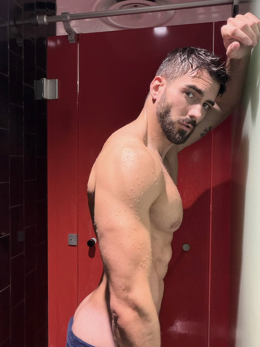 its_vitor_x's tweet photo. Waiting in the gym showers 🍑🚿 https://t.co/Onb6SUvJO4