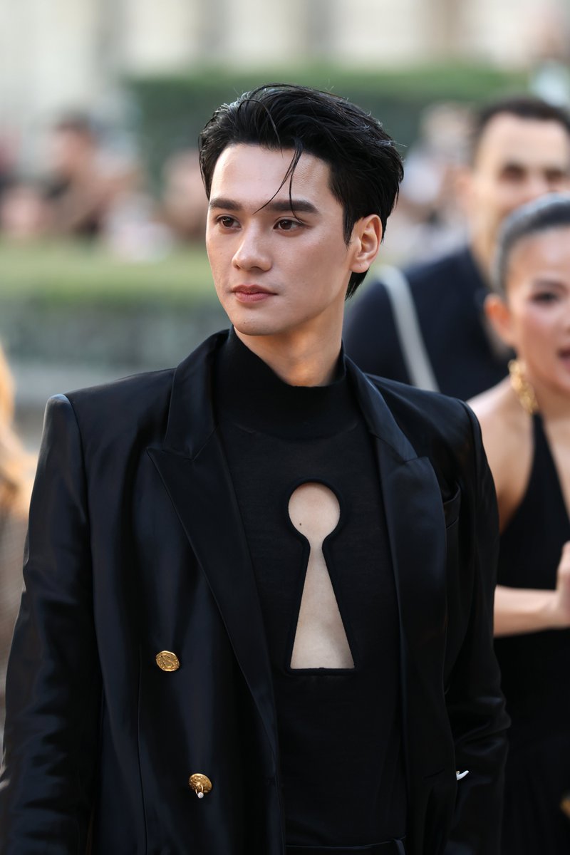 lessencestudios's tweet photo. Keng Harit and Namping Napatsakorn arrive at the Schiaparelli Spring/Summer 2027 show at Paris Fashion Week.

#Schiaparelli #KengHarit #Nampingster https://t.co/lMQDLlLGzt