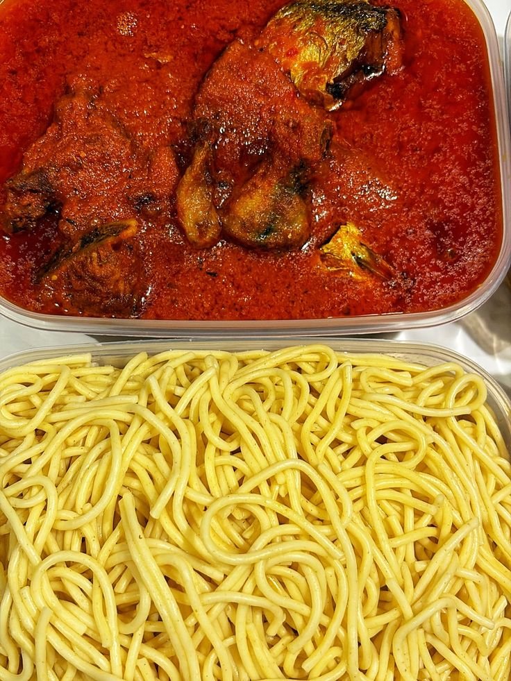 Foodlicious_kit's tweet photo. One kitchen. Different cravings. One thing in common, EVERYTHING is delicious! 😮‍💨
From smoky jollof rice to perfectly sauced fish and turkey, Spaghetti and stew… we came ready to feed you! 🤤❤️
Which one are you reaching for first? 👇🏽 
#NigerianFood
 #JollofRice
 #NigerianFoodie https://t.co/FMTn6Ena8y