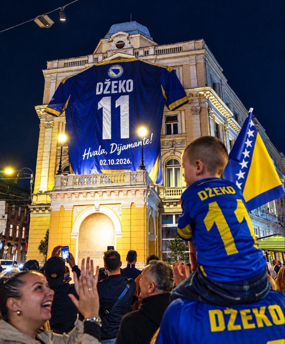 sportskafa's tweet photo. 🇧🇦 Başkent Saraybosna’da ise Dzeko’nun 11 numaralı devasa forması sergileniyor. https://t.co/WyJghORk7l