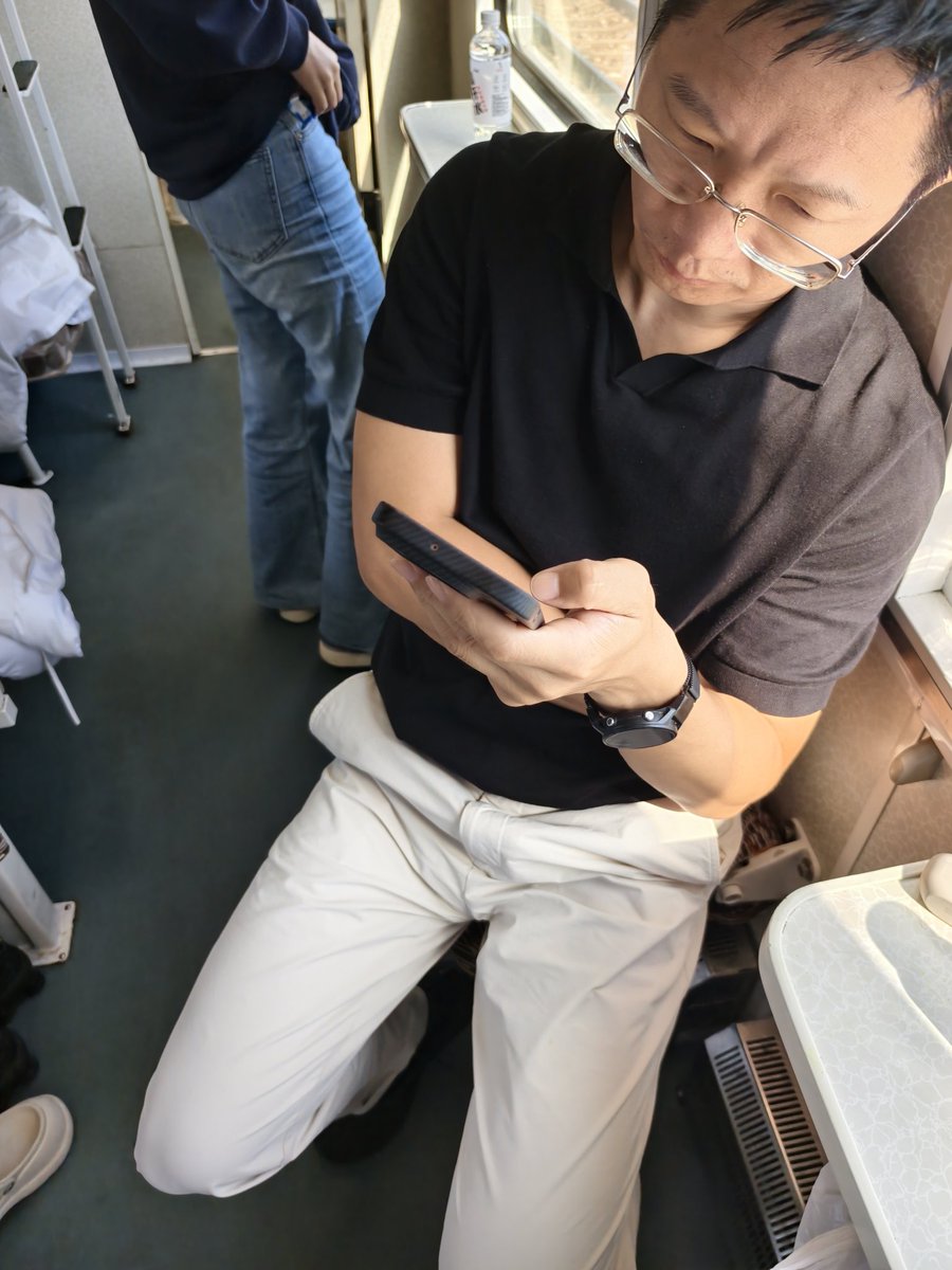 shanlanshui's tweet photo. 火车上遇到的大叔
好帅啊 https://t.co/BicklLh6DD