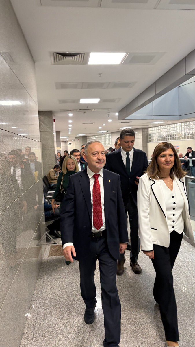 cumhuriyetciav's tweet photo. İstanbul Barosu Başkan adayı  Av. Prof. Dr. Ümit Kocasakal, bugün Çağlayan Adliyesi’nde meslektaşlarımızla bir araya geldi.

Cumhuriyetçi Güç Birliği olarak meslektaşlarımızla omuz omuza olmaya devam ediyoruz.

Birlikte daha güçlüyüz; kararlılıkla yolumuza devam ediyoruz! https://t.co/87hgyAR7xs