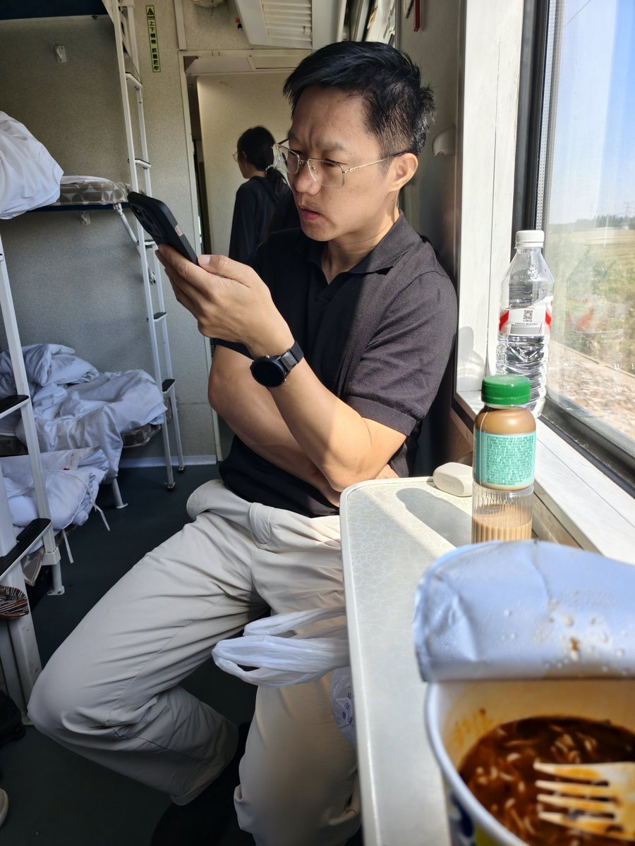 shanlanshui's tweet photo. 火车上遇到的大叔
好帅啊 https://t.co/BicklLh6DD