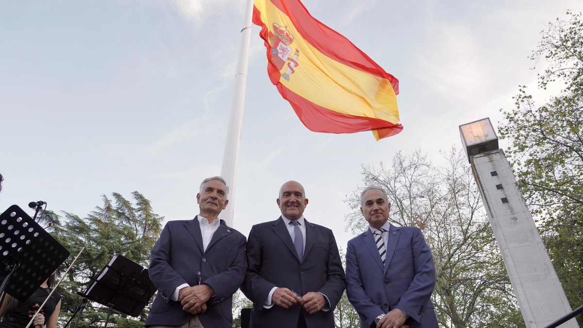 DiarioVLL's tweet photo. Valladolid levanta una bandera de España de 150 metros como homenaje a la lucha contra el cánceR

https://t.co/7UlOemIRAU https://t.co/T5sGkcPiNZ