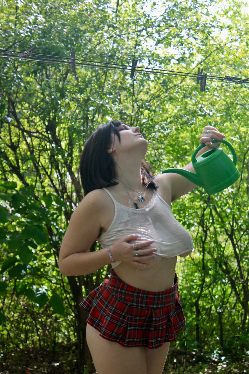 cleo_magicc's tweet photo. New garden photo shoot out now! Follow my OF page for more 🪏🪴link in bio :)) #sexy #paypig #tiddies #garden https://t.co/ulCWqCVfnV