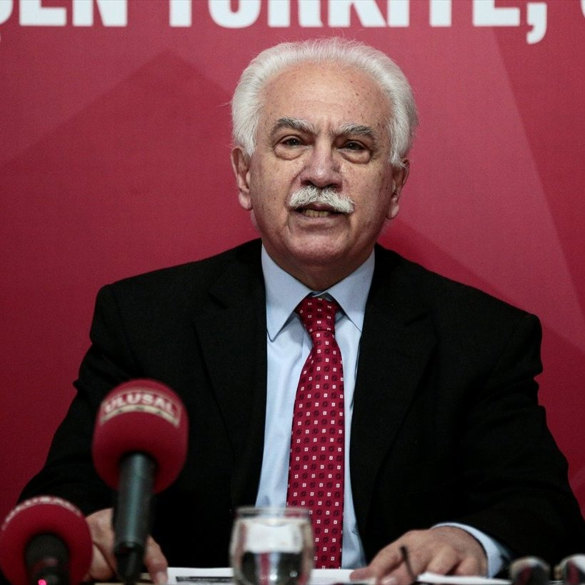 ConflictTR's tweet photo. MHP’den Doğu Perinçek’e Sedat Peker yanıtı:

Vatan Partisi Genel Başkanı Doğu Perinçek’in “MHP, Sedat Peker’e nasıl sahip çıkar?” sözlerinin ardından MHP Genel Başkan Yardımcısı İsmail Özdemir, Necip Fazıl’ın dizelerini paylaştı:

Mehmed'im, sevinin, başlar yüksekte! 
Ölsek de sevinin, eve dönsek de! 
Sanma bu tekerlek kalır tümsekte! 
Yarın, elbet bizim, elbet bizimdir! 
Gün doğmuş, gün batmış, ebed bizimdir!
