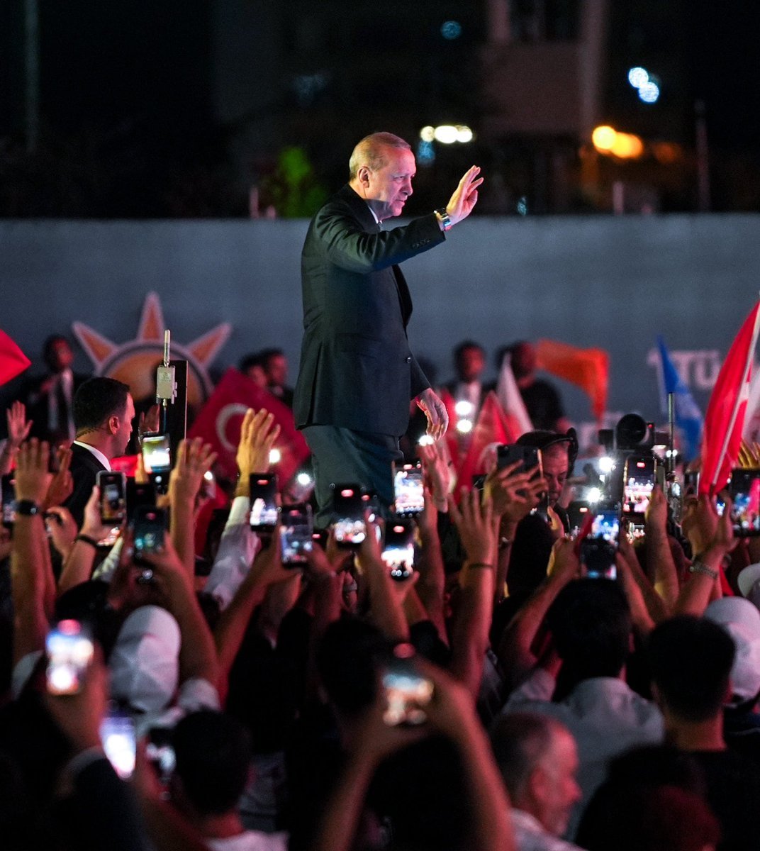 MedyaReisi's tweet photo. Cumhurbaşkanı Erdoğan: "İlk seçimde Esenyurt patlama yapmalı. İstanbul zaten patlamayı yapacak."

Son Dakika 🚨 

Recep Tayyip Erdoğan https://t.co/wyLdys8iN3