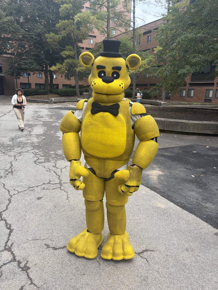 Choerrix's tweet photo. Why the FUCK is golden freddy at my friends campus https://t.co/n36mww6rhm