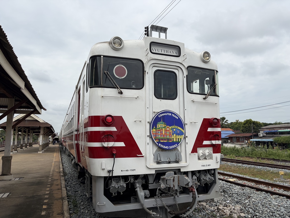 ottorapas's tweet photo. #タイ国鉄 の #キハ４０

AYUTTHAYA 駅では DON MUANG 行の
上り列車の出発まで１５分しかなくて
駅の写真しか撮れなかった

ホームは通常のホームとは離れてい��
狭いけどスロープでドアの高さに
合わせてある

#タイ
#アユタヤ
#鉄道 https://t.co/nWbjntcZbc