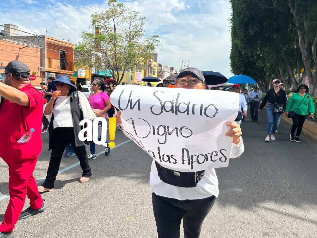AlertaQro's tweet photo. 🗣️🧑⚕️Trabajadores del #IMSS en Querétaro exigen eliminación de AFORES y aumento salarial
📌👉Los integrantes del Sindicato Nacional de Trabajadores del Seguro Social de la sección 23, también piden la destitución del Secretario General.⤵️
https://t.co/qbLMmBeRsk https://t.co/GxF4S6DST0