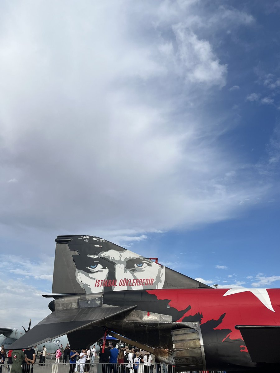 tuplutelevizyn's tweet photo. gökyüzünde güç, yerde gurur 🇹🇷✈️
#TeknofestGüneydoğu 
#TEKNOFESTŞanlıurfa https://t.co/dDwVf3rQJ5