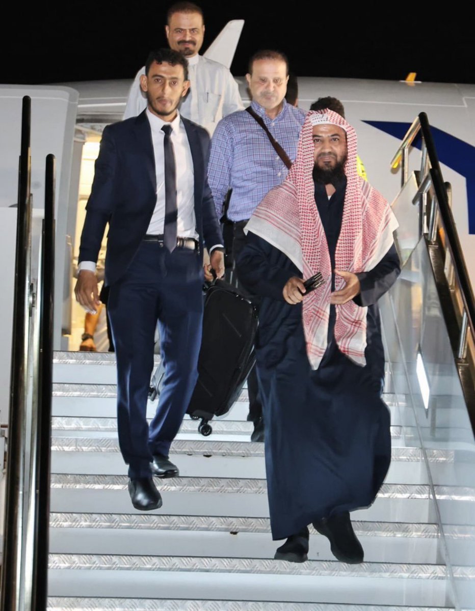 20Yusef20's tweet photo. عاجل | وصول عضو مجلس القيادة الرئاسي قائد ألوية العمالقة الجنوبية الشيخ عبدالرحمن أبو زرعة المحرمي إلى العاصمة عدن

عودة أسد أهل السنة إلى الميدان، ليقود المعارك ويخطط لها من الصفوف الأمامية

لله درك يا أبا زرعة، حفظك الله ورعاك. https://t.co/v7RTU4LmDo