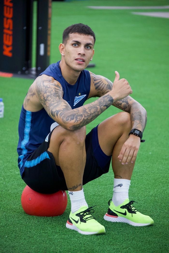 dybaredes's tweet photo. este es el enzo del au bien twink y leandro jovencito bien atorrante https://t.co/goZydRtkbE