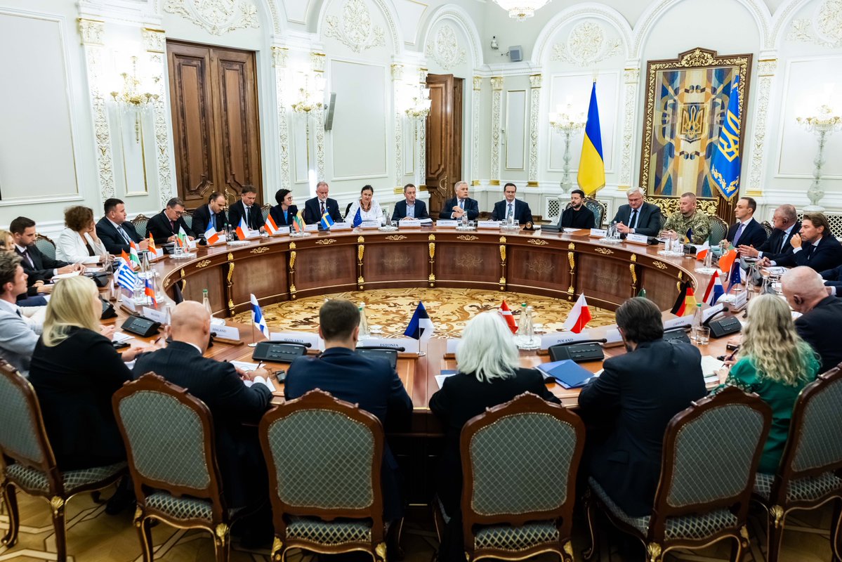 P_Lukasiewicz's tweet photo. Podczas dzisiejszego spotkania z ambasadorami państw Unii Europejskiej prezydent Ukrainy Wołodymyr Zełeński podkreślił polskie donacje i podziękował Polsce i Polakom za pomoc, która pozwala chronić ukraińskie miasta, Kijów przede wszystkim, przed rosyjskimi dronami z napędem odrzutowym.

Ratujemy w ten sposób życie i pomagamy odeprzeć barbarzyńskie ataki Rosji. Dobrze było usłyszeć te słowa, dobrze być przykładem dla innych.

📸 European Union, 2026